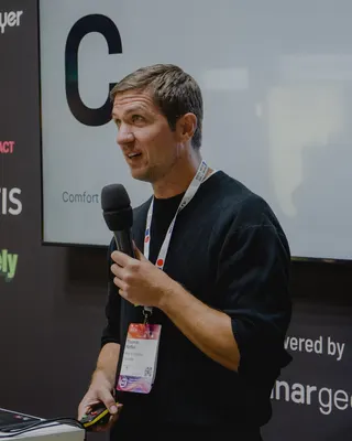 Thomas Hefke auf der Bühne der DMEXCO 2026